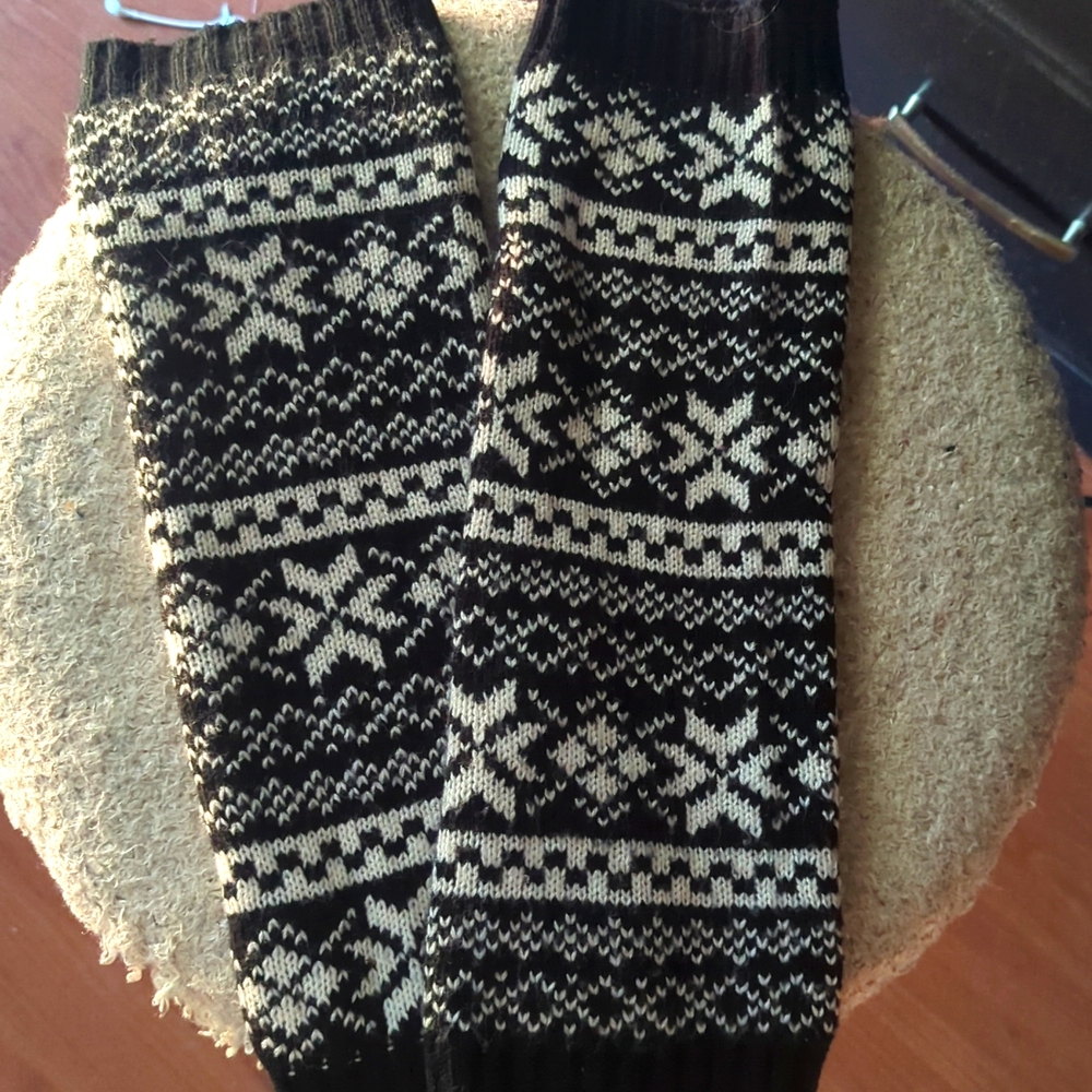 Black & white REVERSIBLE cable knit leg warmers